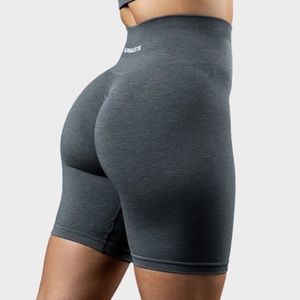 Alphalete Amplify Biker Short (7.5”) in Titanium (L)